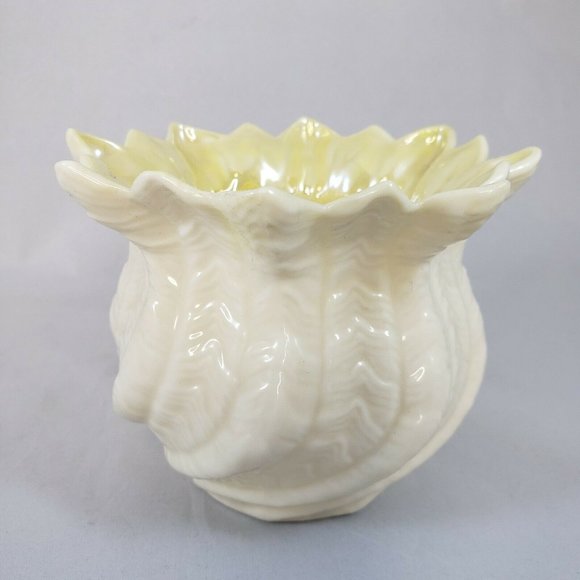 Belleek Small Cream Colored Swirl Twisted Shell Vase 6th Mark Ireland - Picture 3 of 6